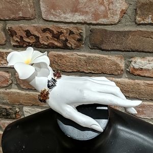 Crafty fish-shaped glass bead bracelet